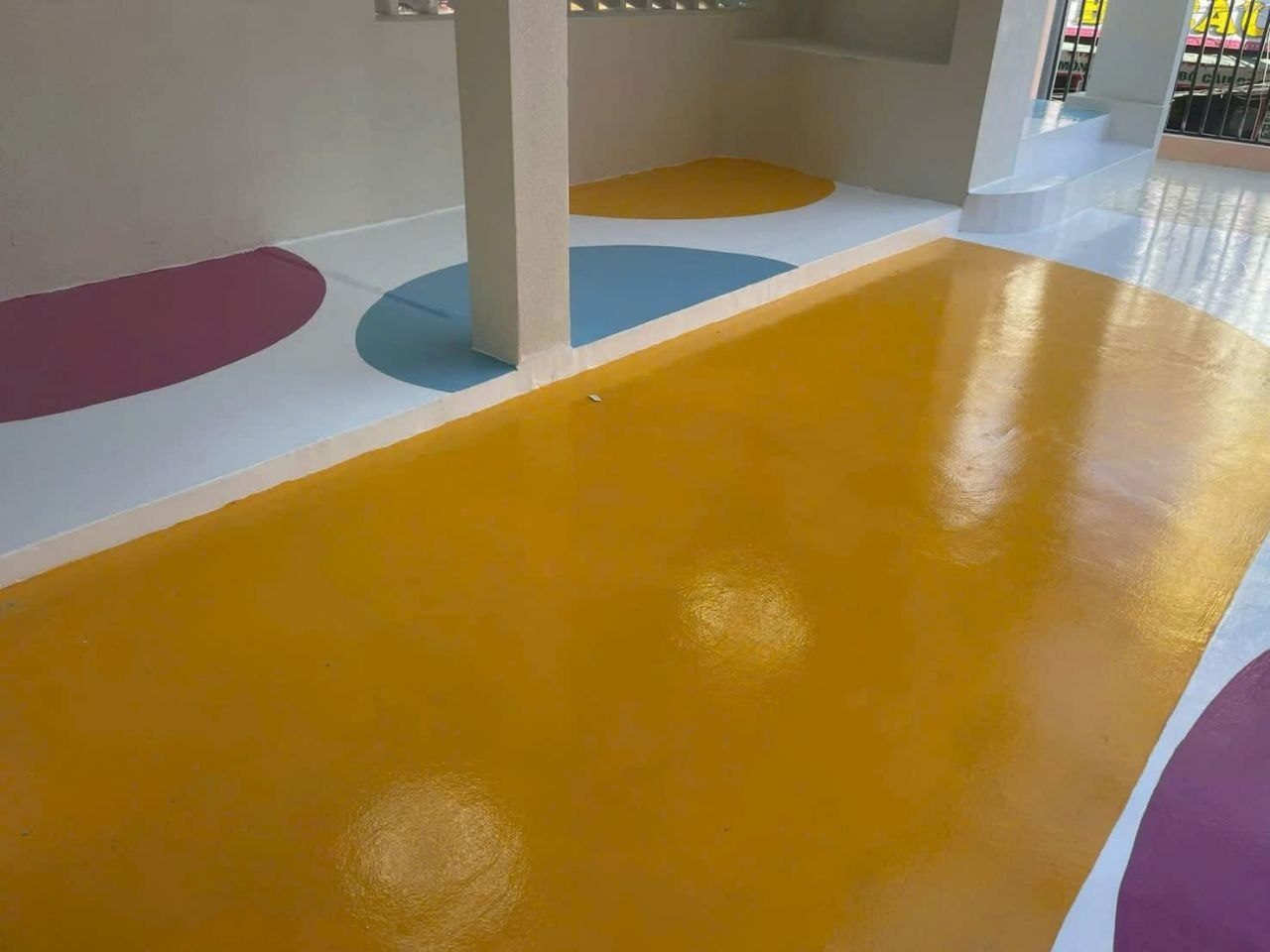 Sàn epoxy khu trẻ em phối màu vàng cam, xanh dương nhạt, tím theo mã màu RAL - bề mặt bóng hoàn thiện
