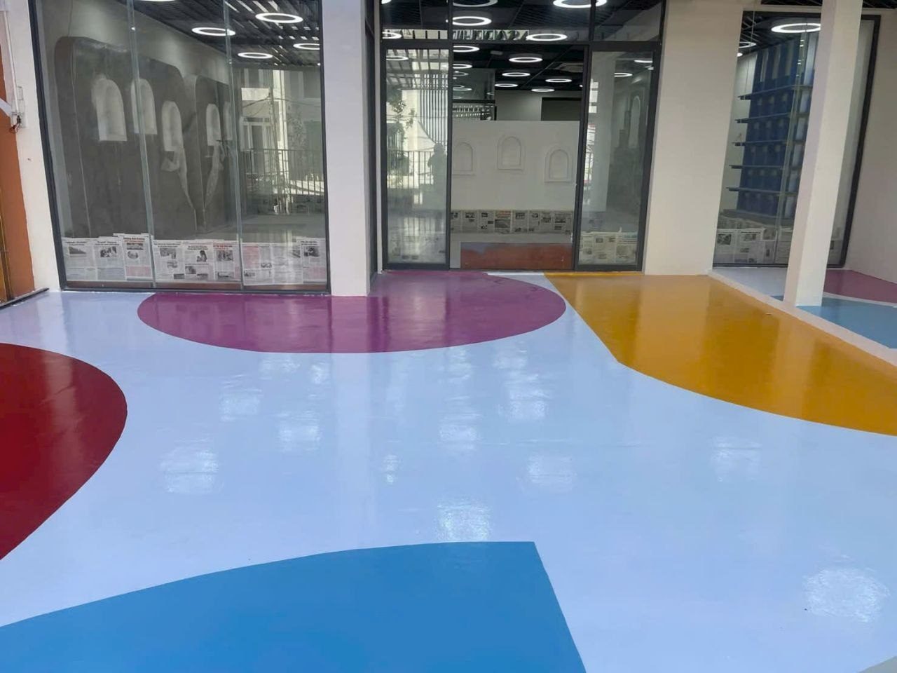 Sàn epoxy trường mầm non phối nhiều màu theo bảng RAL - xanh nhạt, đỏ đô, tím, vàng cam, xanh dương