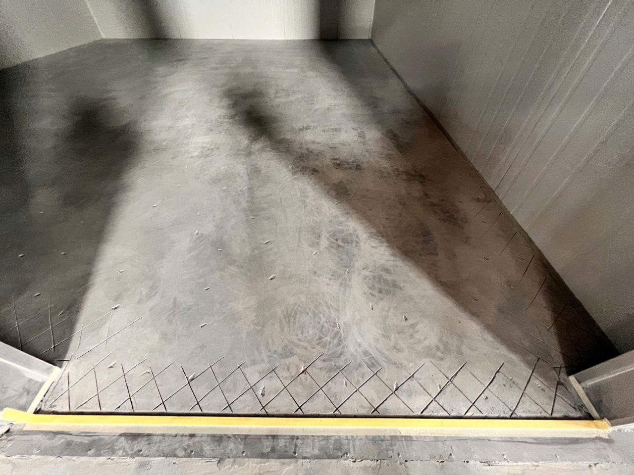 Rãnh ngàm tại mép kết thúc giáp ngưỡng cửa nhà xưởng trước khi đổ vữa PU