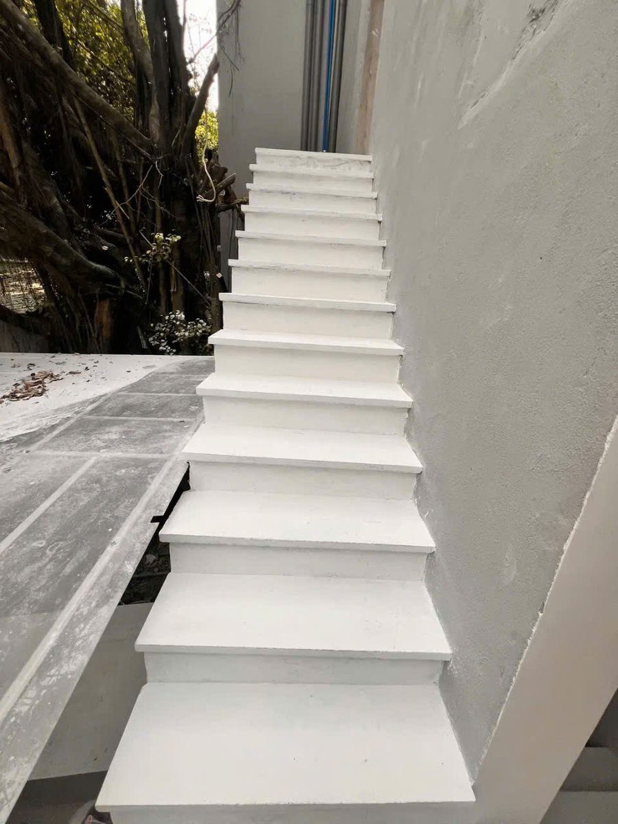 Toàn cảnh cầu thang ngoài trời 12 bậc sơn epoxy trắng – màu trắng tinh tạo cảm giác sạch sẽ, sáng rộng