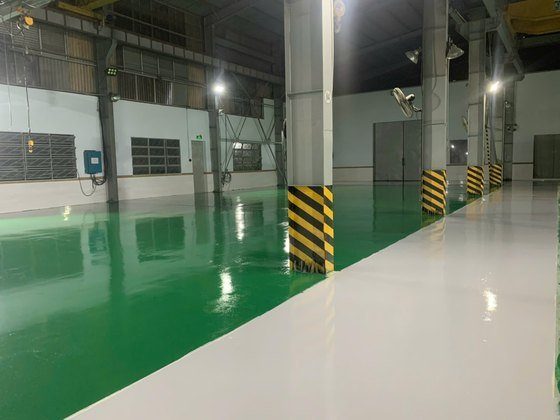Sàn epoxy tự san phẳng hoàn thiện bóng gương kết quả quy trình đúng