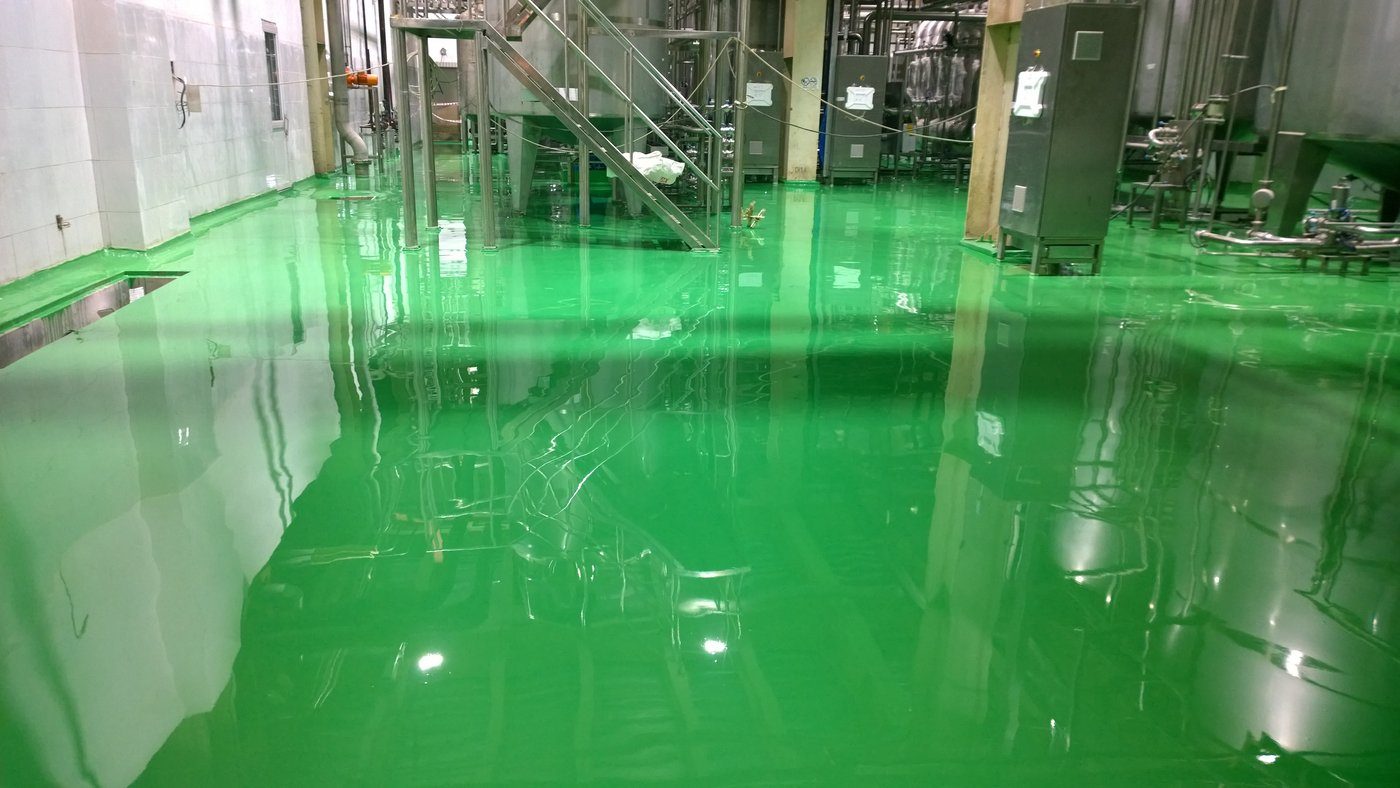 Sàn epoxy tự san phẳng kháng hóa chất màu xanh lá trong nhà máy thực phẩm đồ uống