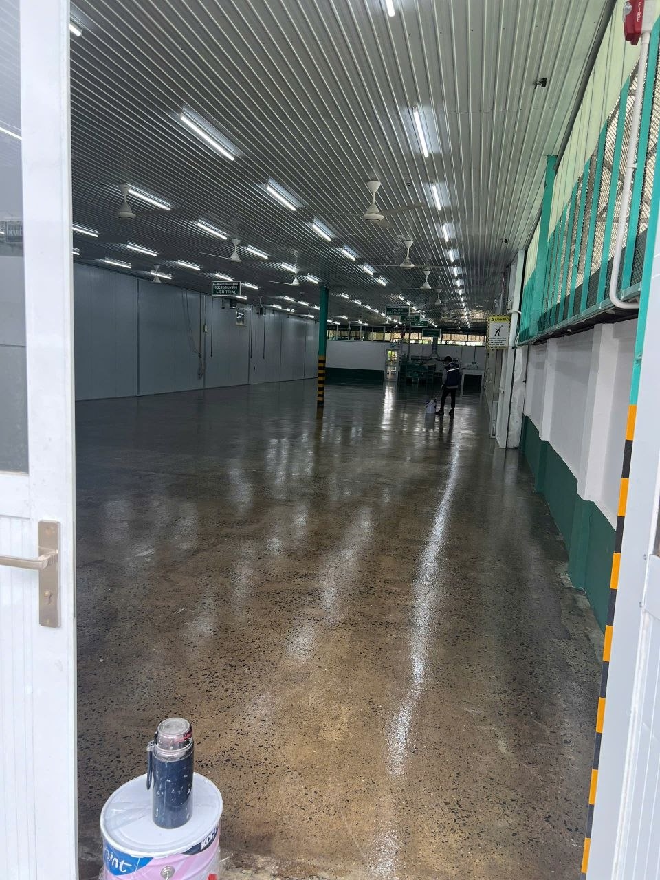Nền bê tông nhà xưởng phủ lớp epoxy trong suốt bóng, lộ rõ vân cốt liệu đá tự nhiên