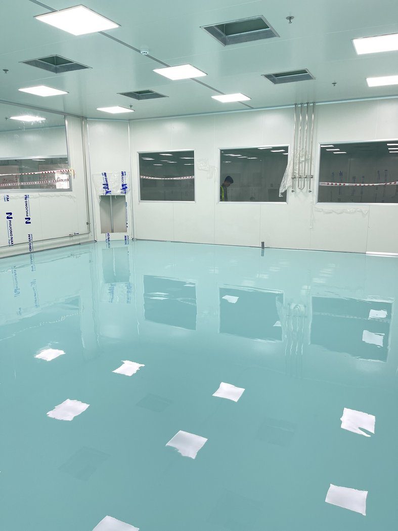 Hệ sơn epoxy tự san phẳng phòng sạch dược phẩm – bề mặt bóng gương màu xanh ngọc