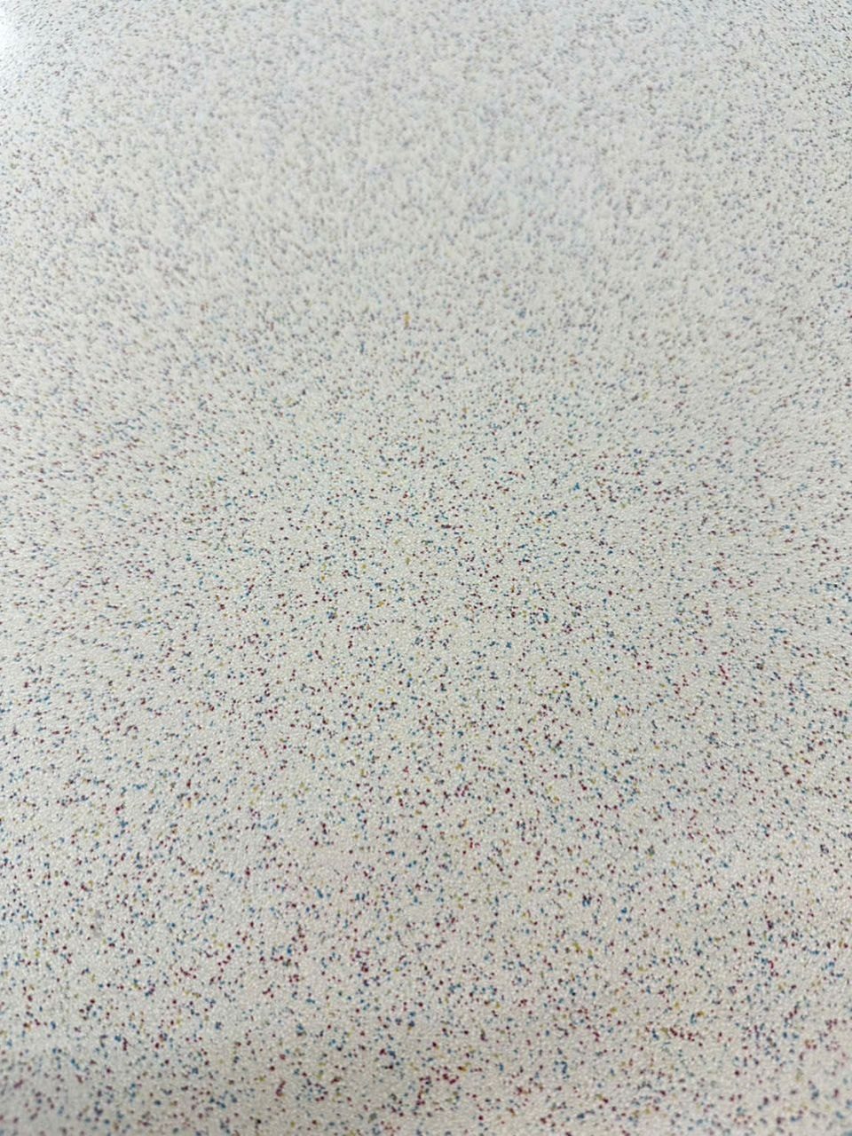 Cận cảnh bề mặt sơn epoxy giả đá - chip màu li ti xanh đỏ vàng trên nền trắng tạo hiệu ứng vân đá granite tự nhiên