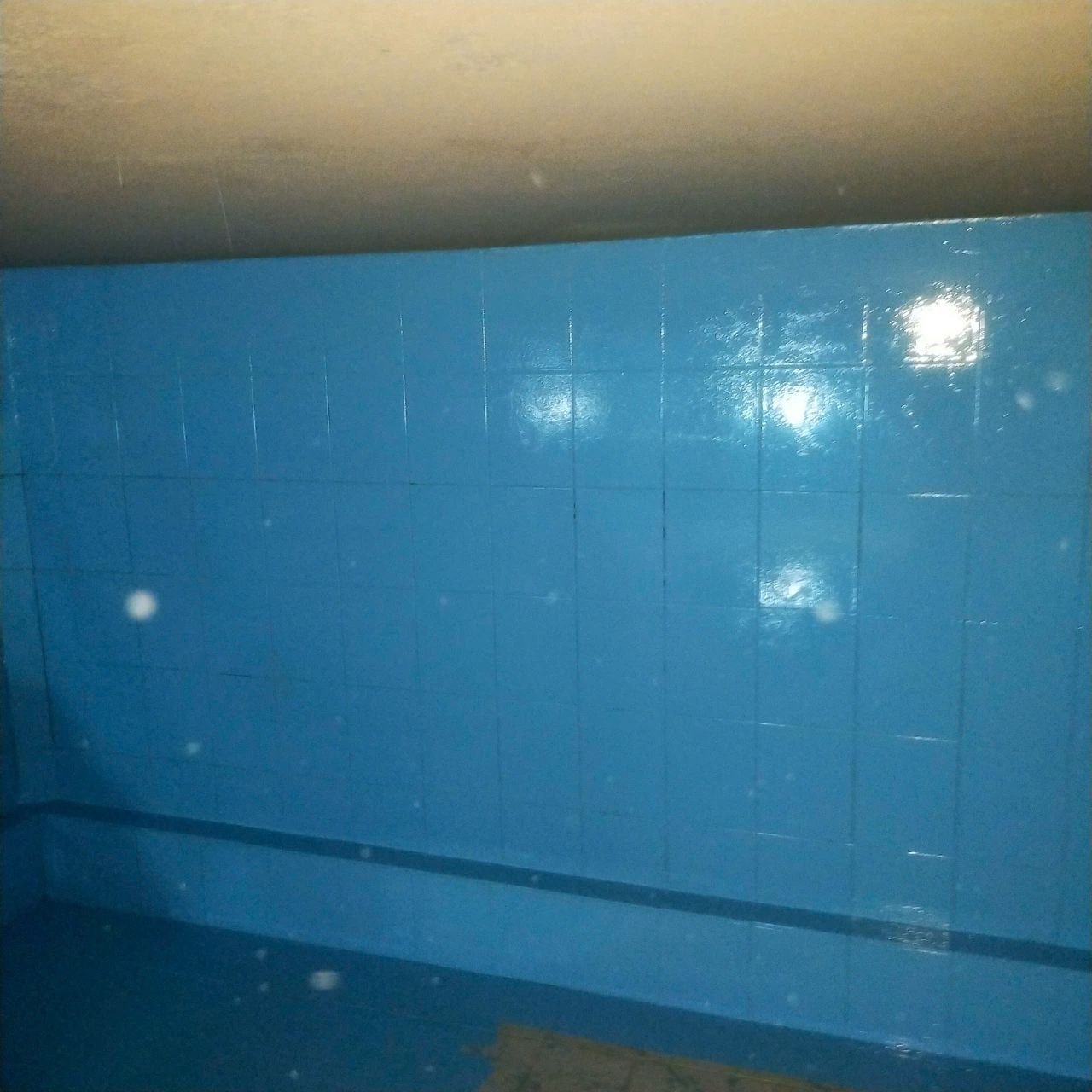 Bên trong hồ nước sinh hoạt ngầm đã sơn epoxy màu xanh, thành hồ ốp gạch men được phủ kín, bề mặt bóng liền mạch
