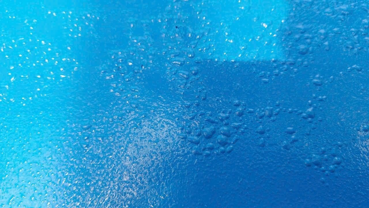 Màng sơn epoxy xanh trong bể nước bị phồng rộp bọt khí li ti - lỗi blistering do độ ẩm nền cao khi thi công
