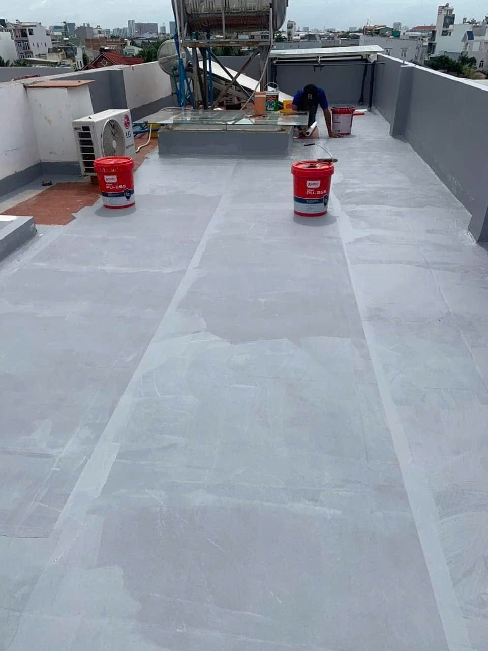 Sân thượng đã hoàn thiện lớp chống thấm màu xám phủ kín các dải lưới gia cường