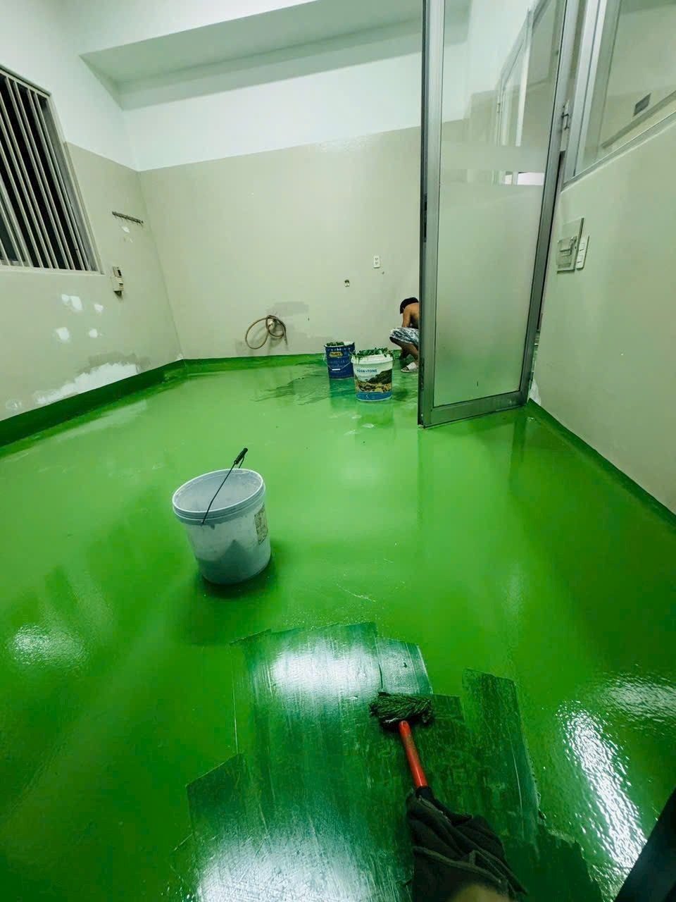 Xử lý sàn epoxy xanh lá bị sơn không khô do pha nhầm chất đóng rắn - cạo bỏ vùng sơn ướt và thi công lại