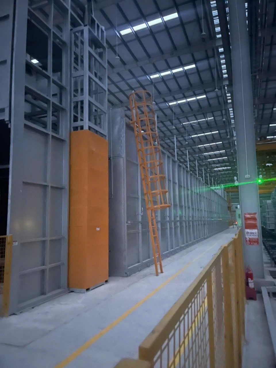 Dãy lò sấy công nghiệp dài trong nhà máy — kết cấu thép cần sơn chịu nhiệt 400°C