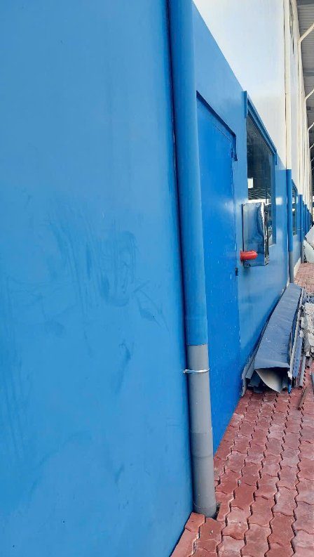 Sàn epoxy bị vàng thực tế – một bên tường bị phấn hóa vàng, một bên còn màu nguyên