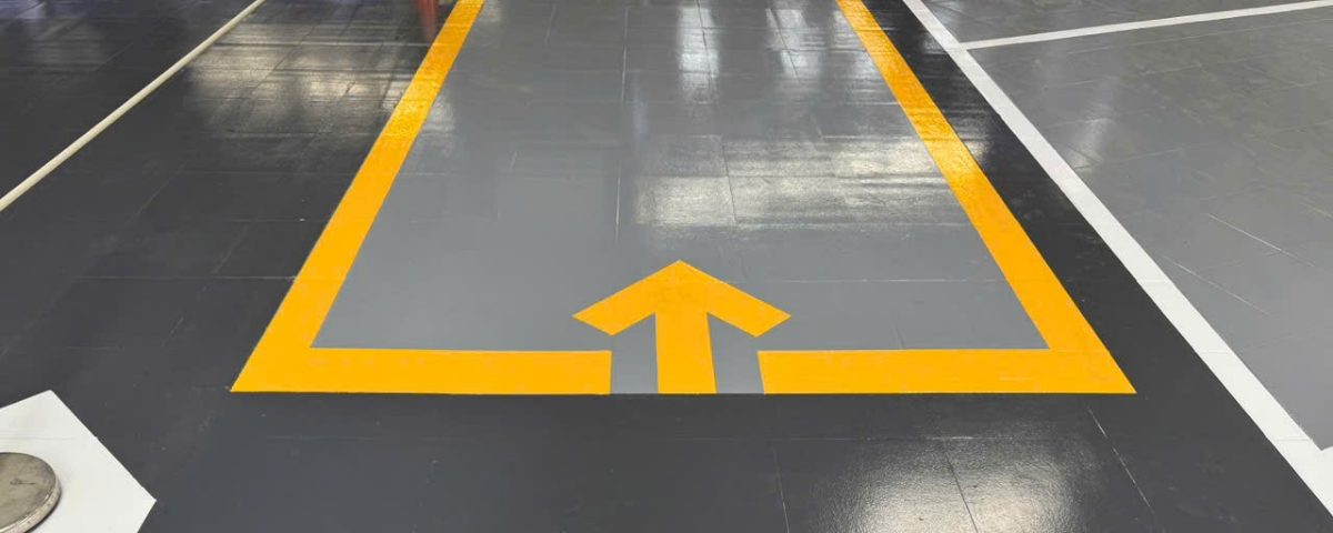 Sơn kẻ vạch nhà xưởng epoxy mũi tên vàng