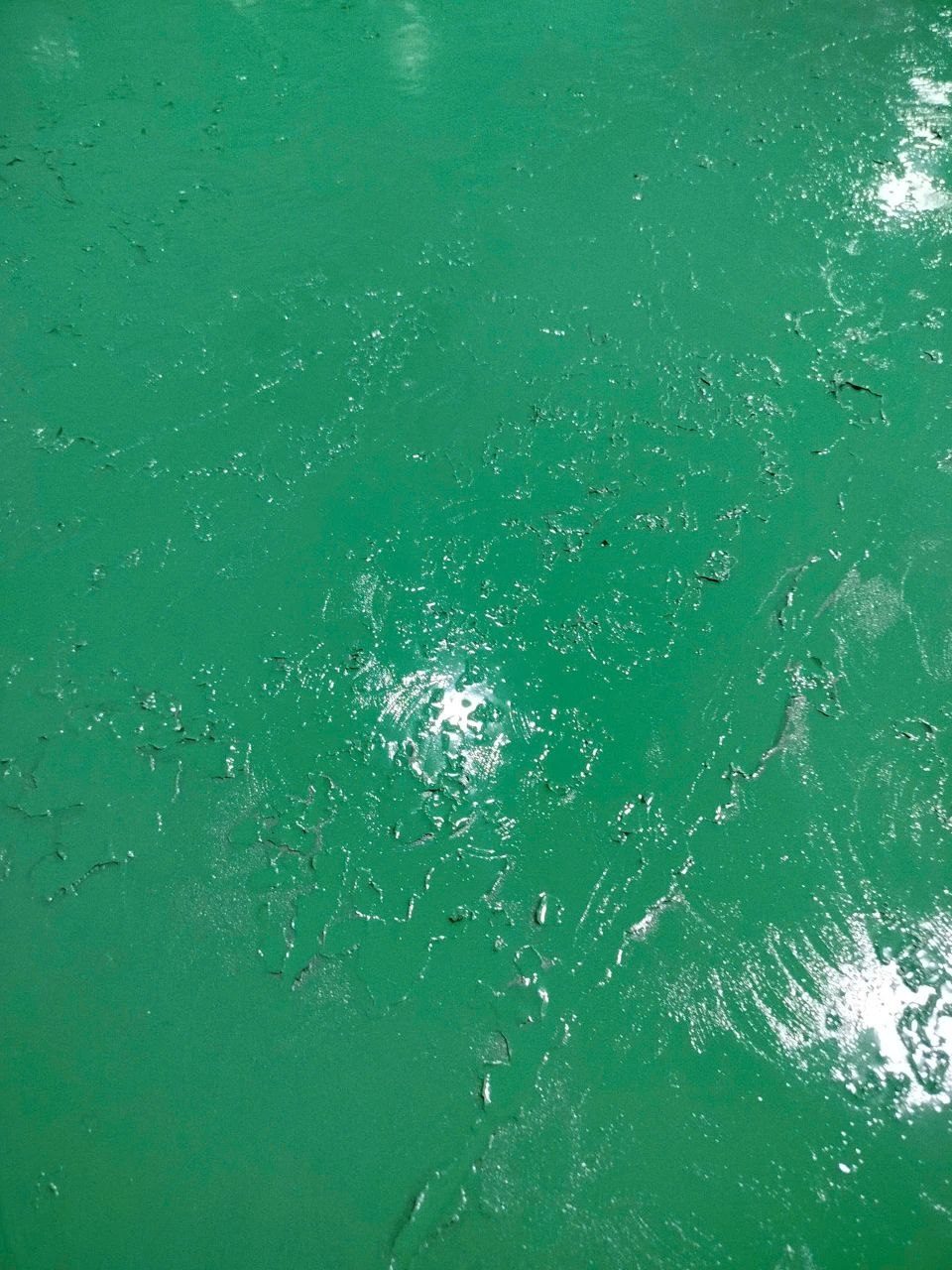 Sàn epoxy xanh lá bị nhăn rộp bong tróc do sơn đè lên nền sơn cũ không xử lý kỹ