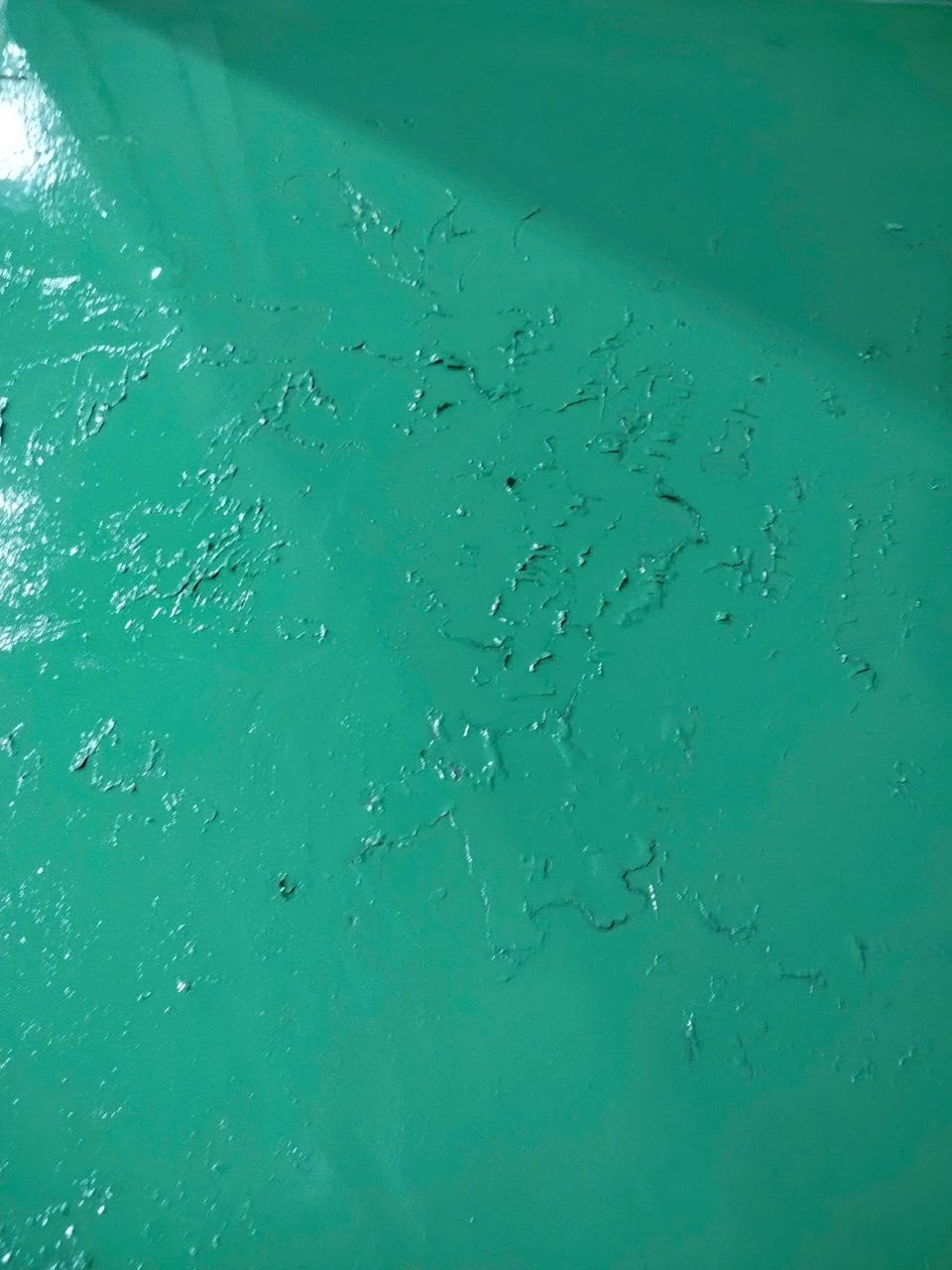 Bề mặt sơn epoxy nhăn rạn thành mảng loang lổ do nền sơn cũ không được mài nhám xử lý