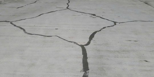 Cận cảnh vết nứt sàn bê tông được trám trét bằng Putty epoxy KCC