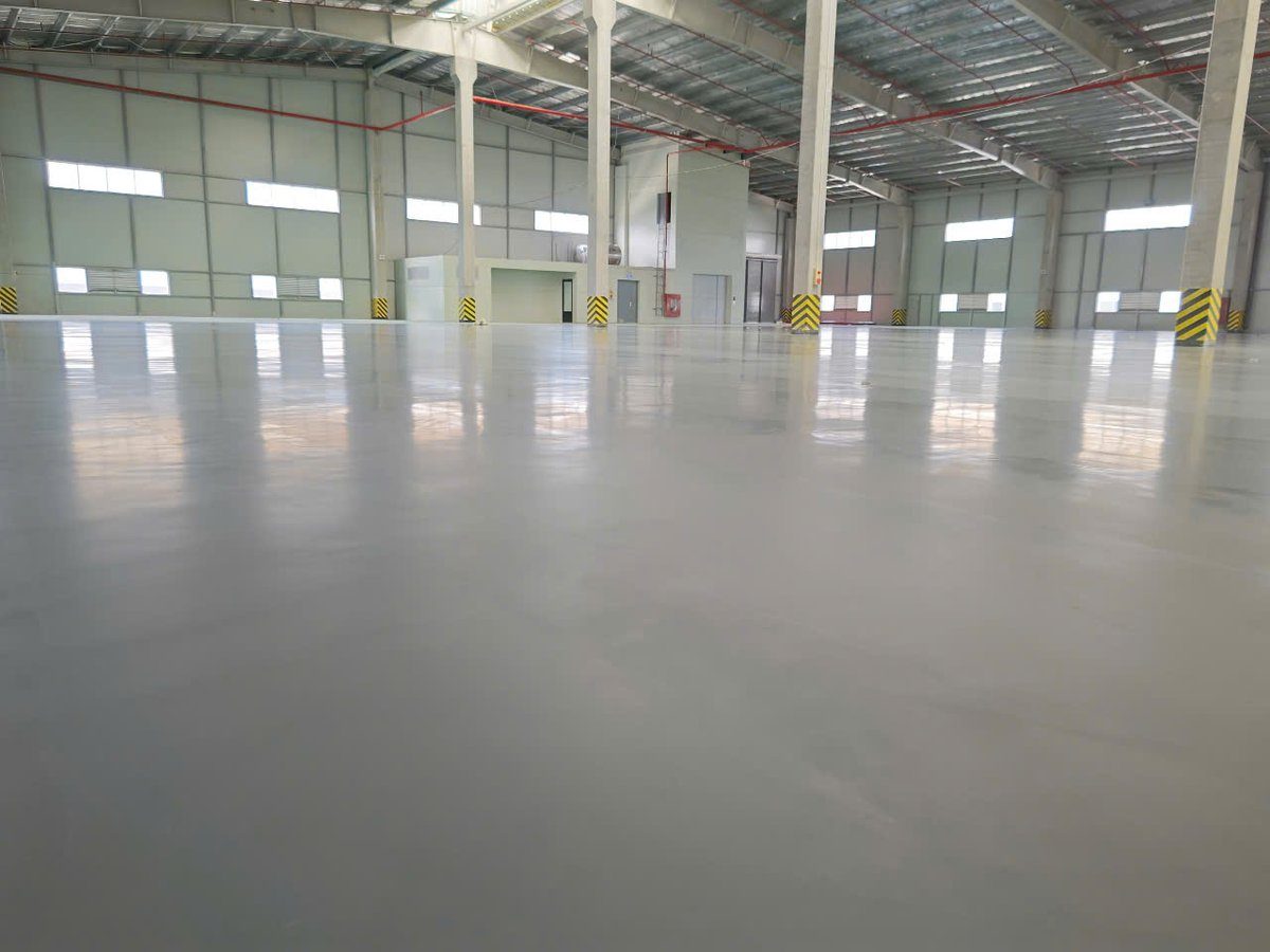 Sàn vữa PU tự san phẳng màu xám trắng trong nhà xưởng công nghiệp lớn