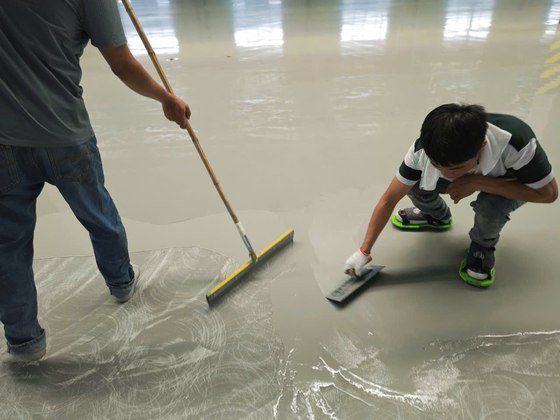 Đội thi công đang gạt và hoàn thiện bề mặt vữa PU KCC CRETE