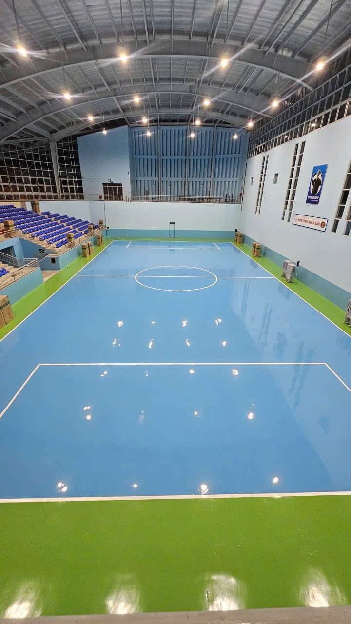 Sàn thi đấu đa năng hoàn thiện sơn epoxy xanh dương - xanh lá bóng gương sau khi xử lý nền ẩm đạt chuẩn